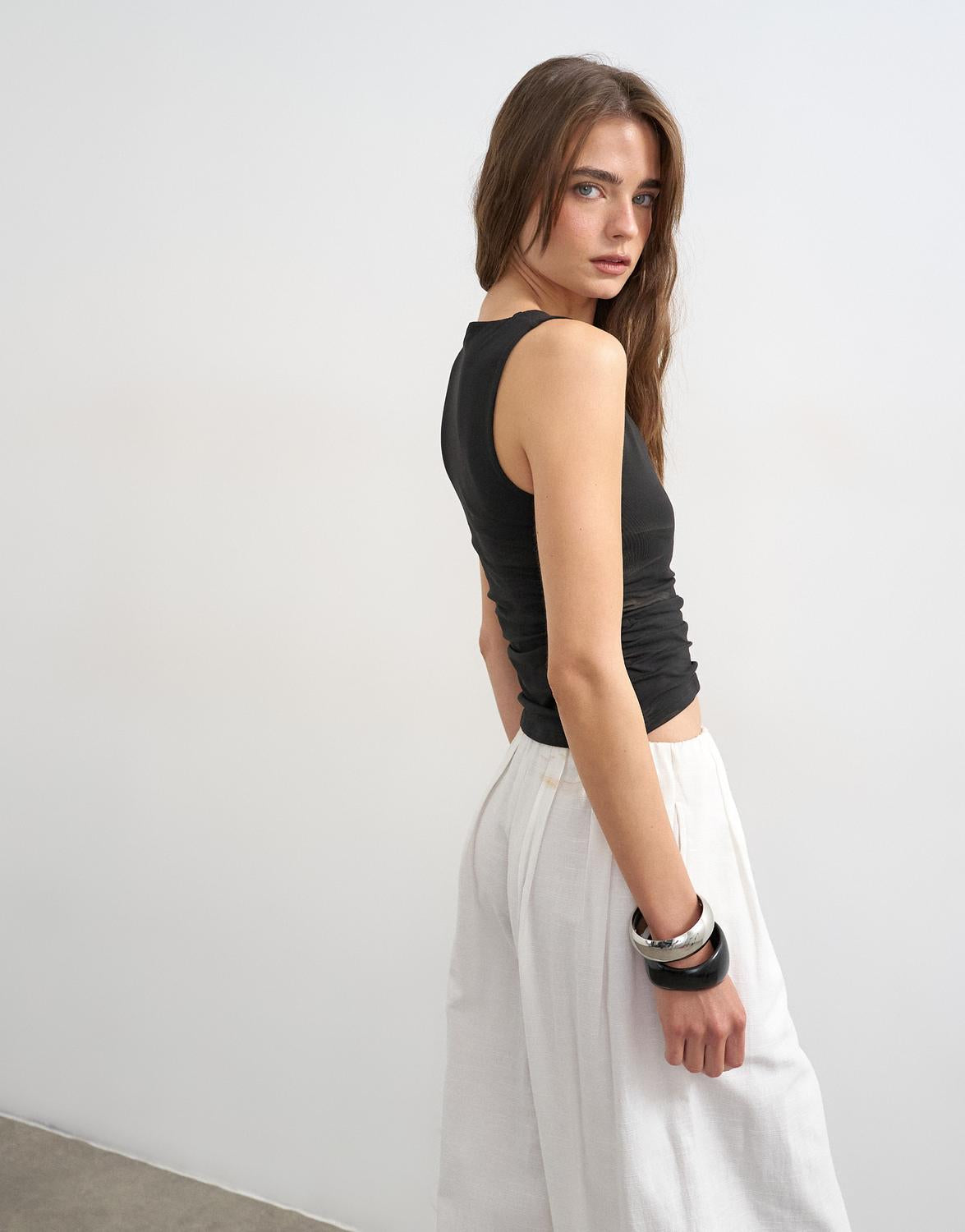 model_shot-back
